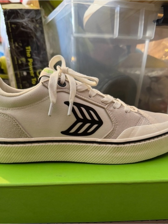 Cariuma Shoes - Cariuma Low-Top Sneakers in Off-White with Black Logo